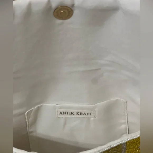 Viral Summer Yellow Beaded Lemon Clutch 🍋 - Picture 8 of 10